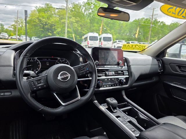 Used 2025 Nissan Pathfinder SV FWD image 17