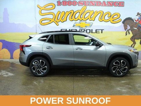 Used 2025 Chevrolet Trax RS w/ Sunroof Package image 1