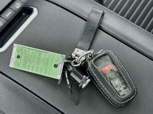 Used 2021 Toyota Highlander XSE AWD/4WD image 25