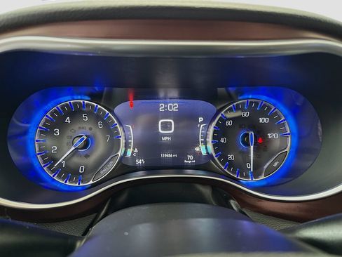 Used 2020 Chrysler Pacifica Limited FWD image 12
