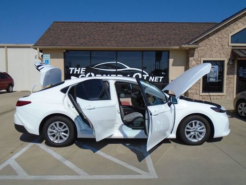 Used 2025 Toyota Camry LE image 21