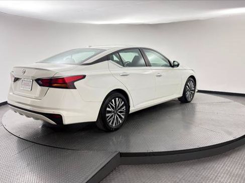 Used 2025 Nissan Altima 2.5 SV FWD image 8