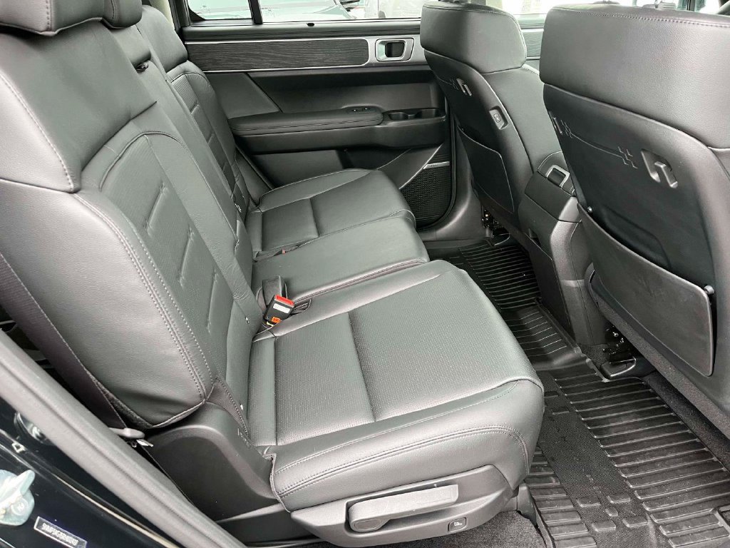 Used 2024 Hyundai Santa Fe Limited FWD image 9