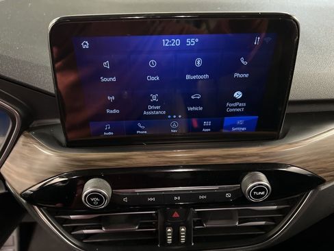 Used 2020 Ford Escape Titanium image 9