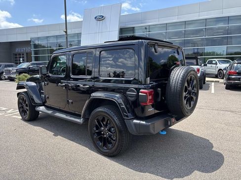Used 2024 Jeep Wrangler Unlimited Sahara w/ Technology Group AWD/4WD image 5