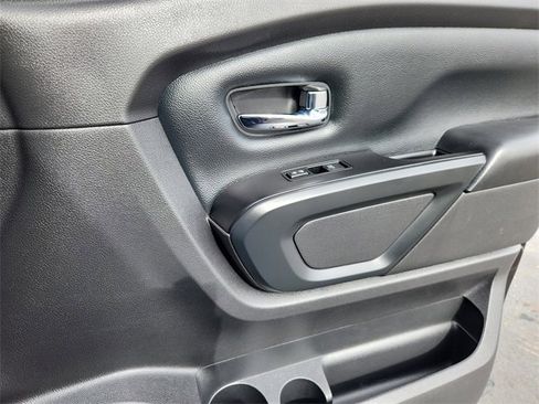 Used 2018 Nissan Titan SV w/ SV Convenience Package image 15