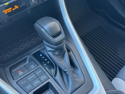 Used 2022 Toyota RAV4 XLE image 22