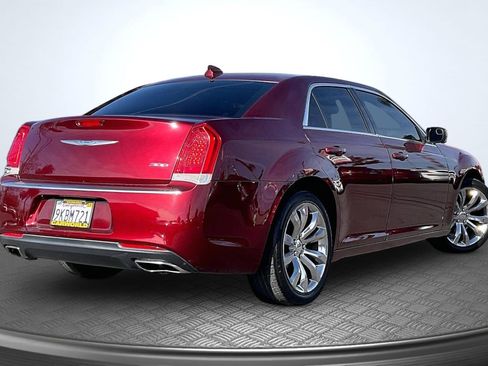Used 2018 Chrysler 300 Touring w/ Chrome Appearance Package RWD image 13