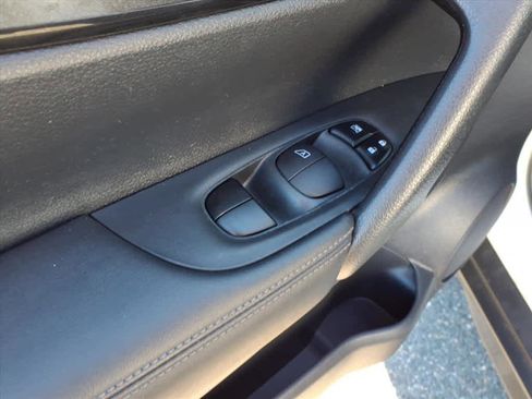 Certified 2018 Nissan Rogue S image 10