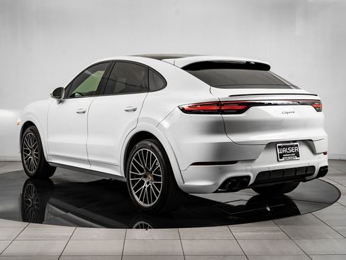 Certified 2023 Porsche Cayenne Platinum Edition image 3