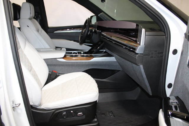 Used 2025 Cadillac Escalade Sport Platinum w/ LPO, ONYX Package AWD/4WD image 16