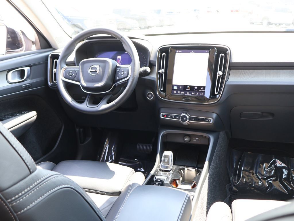 Used 2025 Volvo XC40 B5 Plus AWD/4WD image 12