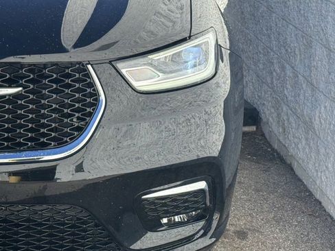 Used 2024 Chrysler Pacifica Touring-L image 4