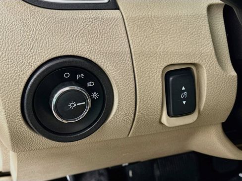 Used 2015 Ford Taurus SE FWD image 15