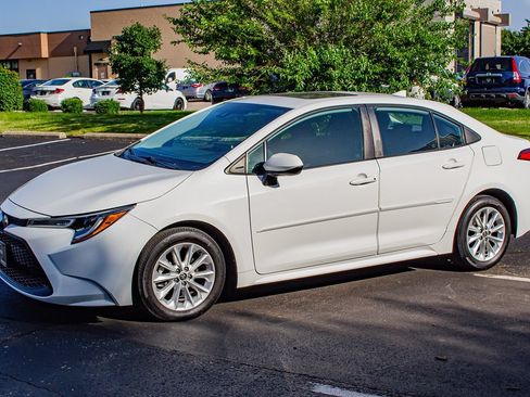 Used 2020 Toyota Corolla LE w/ LE Convenience Package FWD image 4