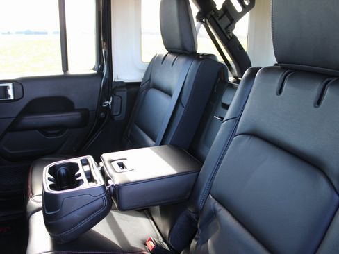 Used 2020 Jeep Wrangler Unlimited Rubicon w/ Uconnect 4C Nav & Sound Group image 31