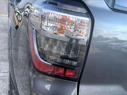 Used 2018 Toyota 4Runner SR5 Premium image 40