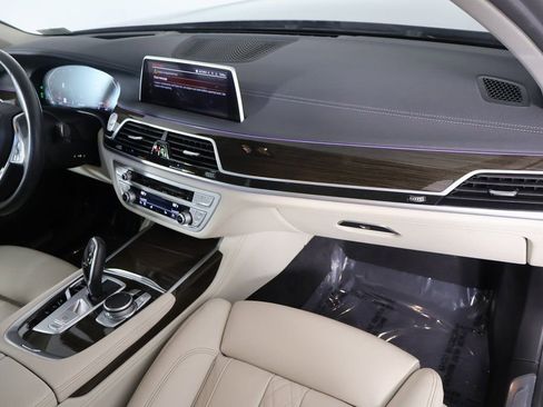 Used 2020 BMW 740i w/ Premium Package image 9