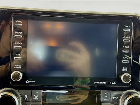 Used 2022 Toyota Highlander XLE AWD/4WD image 16