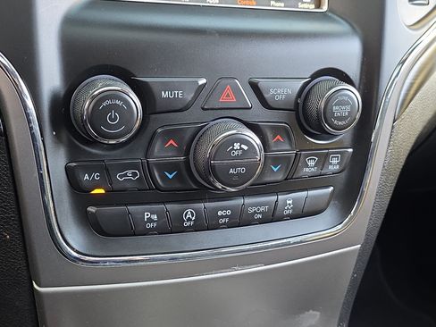 Used 2021 Jeep Grand Cherokee Laredo RWD image 19