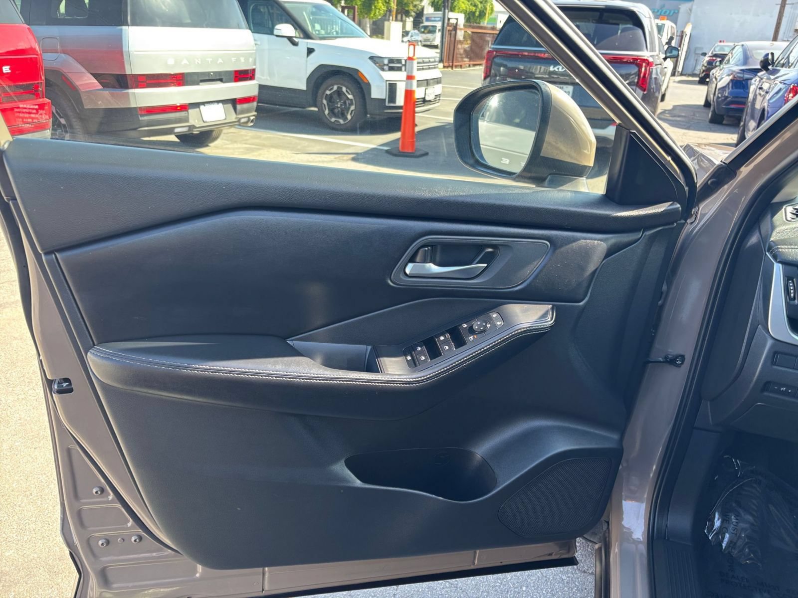 Used 2025 Nissan Rogue SV AWD/4WD image 18