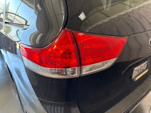 Used 2014 Toyota Sienna XLE w/ XLE Premium Package FWD image 12