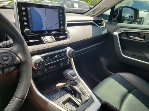 Used 2020 Toyota RAV4 Limited FWD image 21