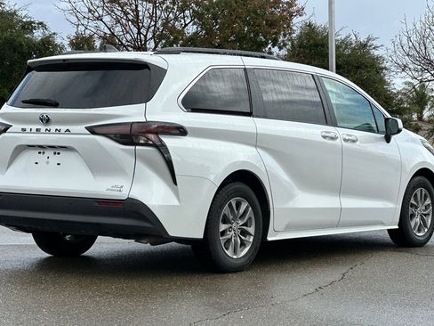 Used 2023 Toyota Sienna XLE image 4