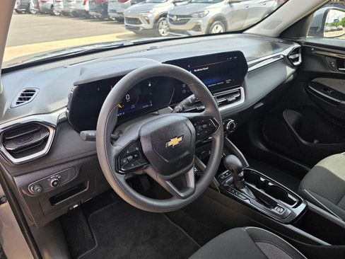 Used 2025 Chevrolet TrailBlazer LT AWD/4WD image 12