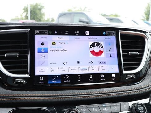 Used 2022 Chrysler Pacifica Pinnacle FWD image 16