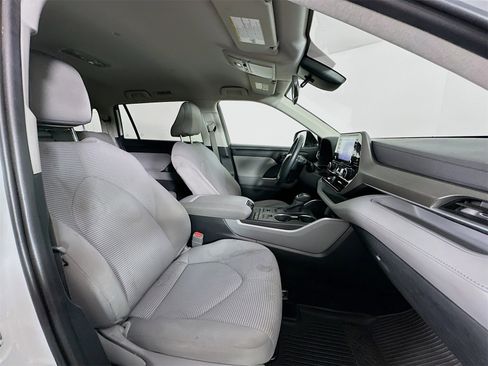 Certified 2020 Toyota Highlander LE image 28