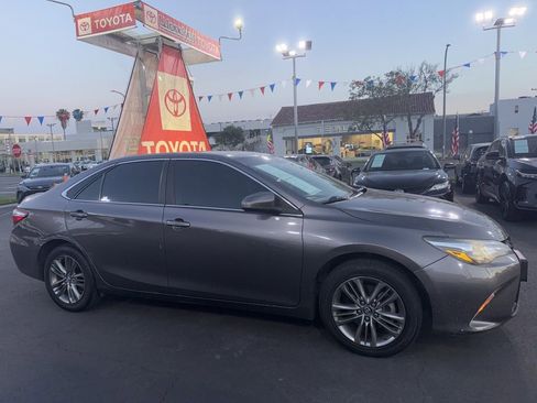 Used 2017 Toyota Camry SE image 3