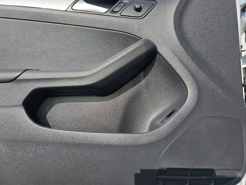 Used 2017 Volkswagen Jetta S image 28