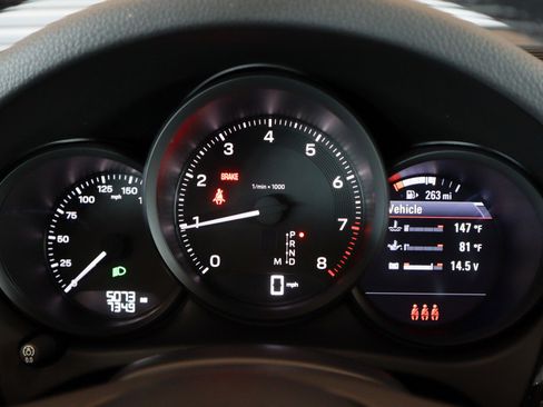 Certified 2025 Porsche Macan image 14