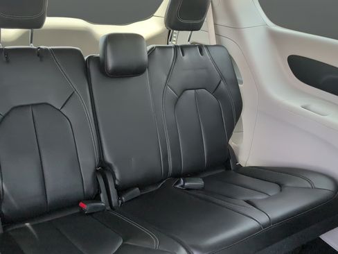 Used 2023 Chrysler Pacifica Touring-L FWD image 28