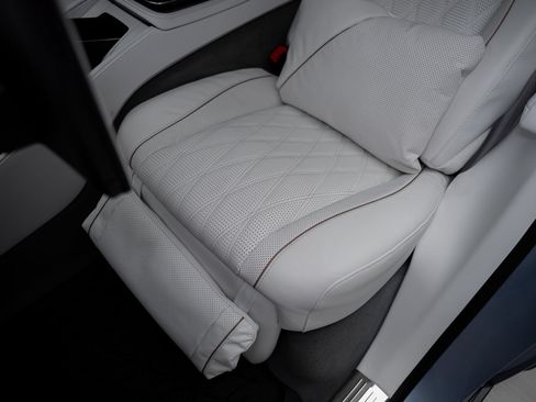 Used 2025 Mercedes-Benz Maybach GLS 600 4MATIC image 73