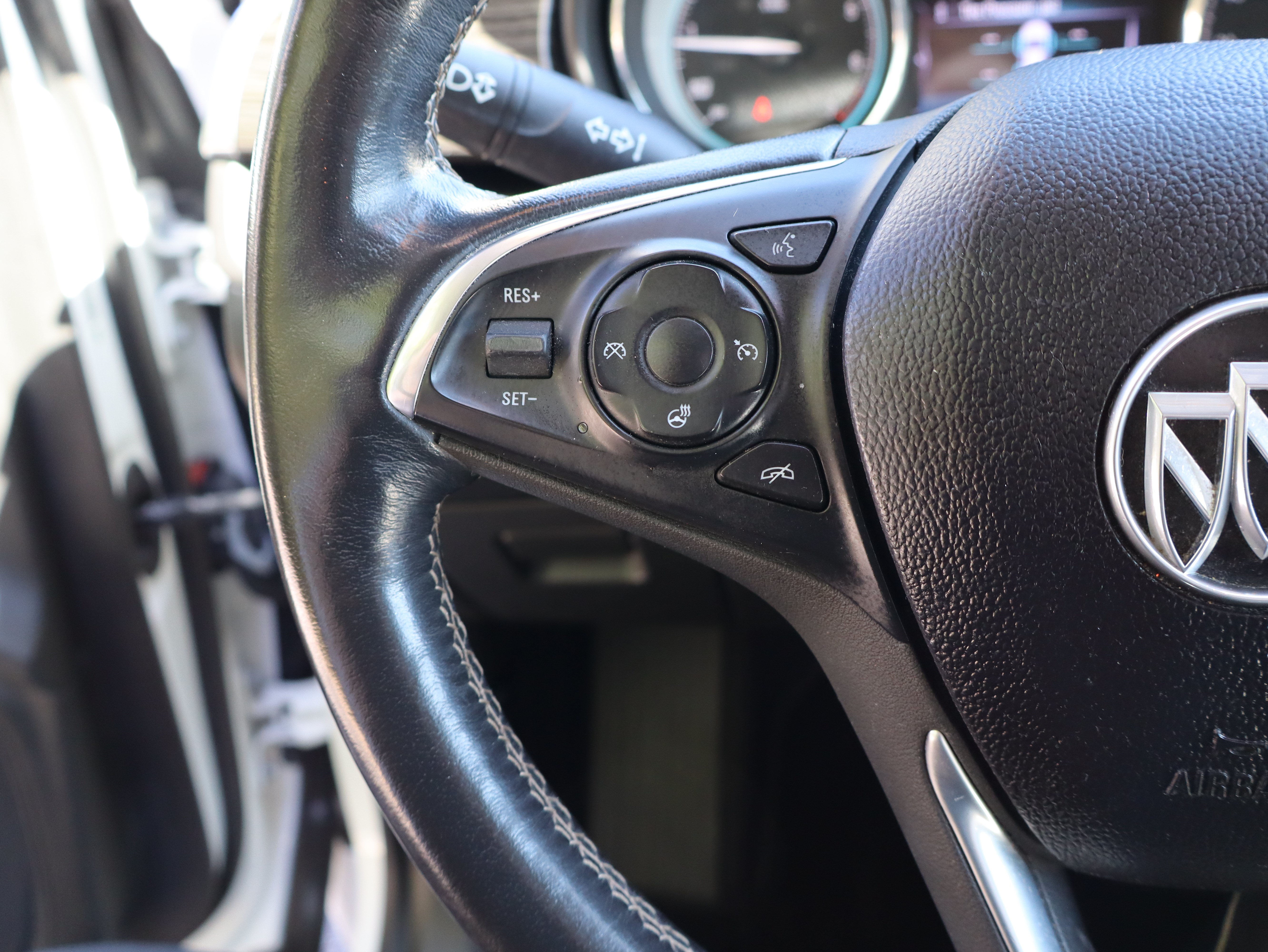 Used 2018 Buick Envision Essence FWD image 25