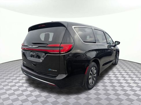 Used 2024 Chrysler Pacifica Select image 3
