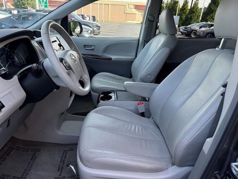 Used 2013 Toyota Sienna XLE FWD image 6