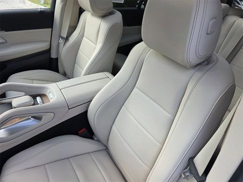 Used 2025 Mercedes-Benz GLS 450 4MATIC image 11