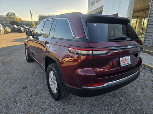 Used 2024 Jeep Grand Cherokee Laredo image 7