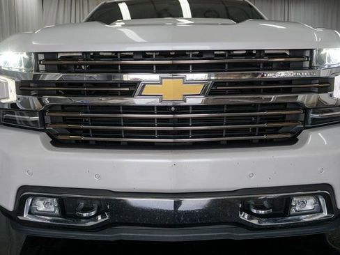 Used 2019 Chevrolet Silverado 1500 High Country w/ Technology Package image 3