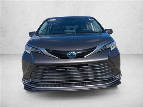 Certified 2022 Toyota Sienna Limited image 2
