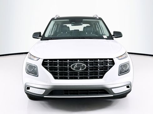 Used 2025 Hyundai Venue Limited image 2