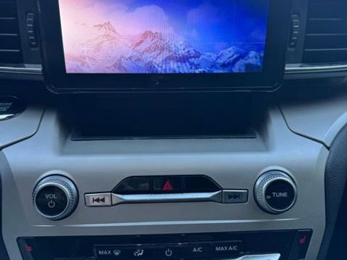Used 2021 Ford Explorer XLT w/ Equipment Group 202A AWD/4WD image 11