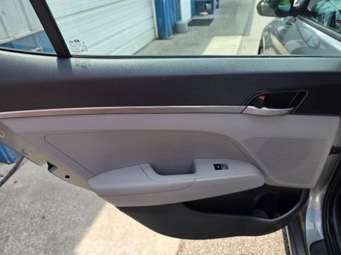 Used 2017 Hyundai Elantra SE FWD image 17