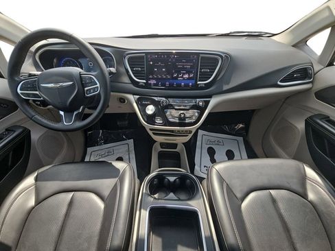 Used 2023 Chrysler Pacifica Touring-L FWD image 13