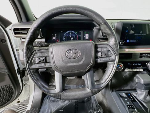 Used 2025 Toyota Tacoma SR5 AWD/4WD image 18