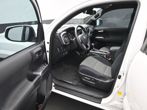 Used 2020 Toyota Tacoma TRD Sport w/ Technology Package RWD image 12