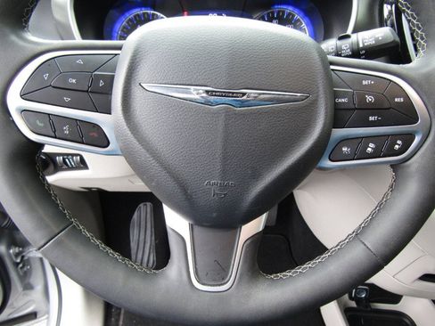 Used 2024 Chrysler Pacifica Touring-L FWD image 21
